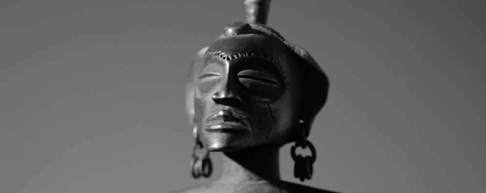 Photographie d'une statue féminine Tchokwe d’Agola par Frédéric Dawance